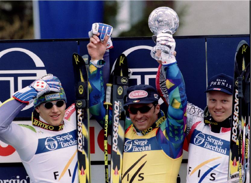 Finale Coppa del mondo di sci, Bormio, 18 marzo 1995: Alberto Tomba trionfatore sul podio, alla sua destra lo sloveno Jure Kosir e a sinistra il norvegese Harald Strand Nilsen (Reuters)